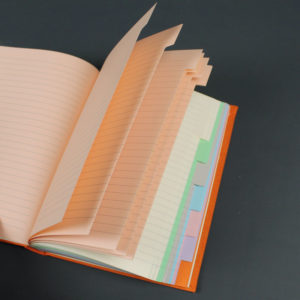 Notizbuch mit bunten Registerseiten