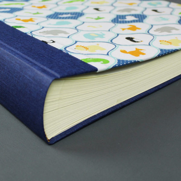 Quadratisches Stoff bezogenes blau weißes Kinderalbum