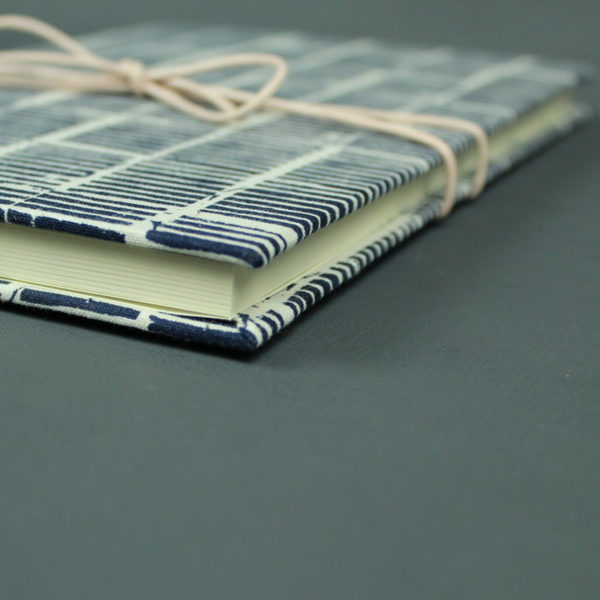 Tintenblau weißes DIN A5 Bulletjournal mit karierten Seiten