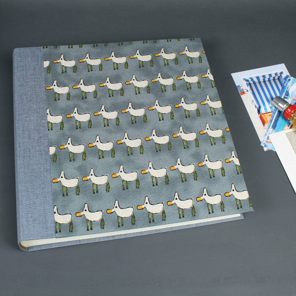 Graues Kinderfotoalbum mit vierbeinigen Möwen