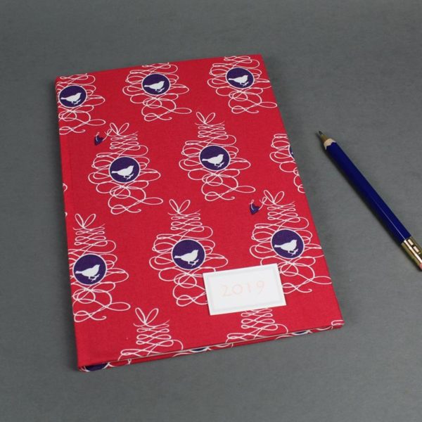 weinroter Kalender mit Ornamenten