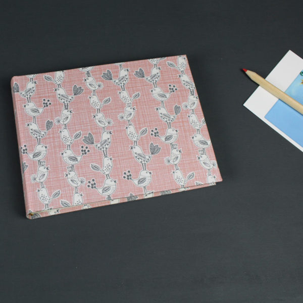 Rosa grau weiß gemustertes Kinderfotoalbum