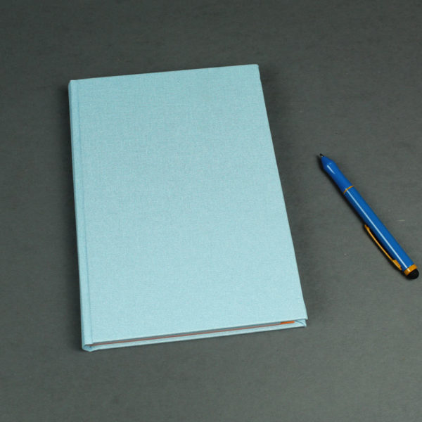 Hellblaues Notizbuch mit bunten Registerseiten