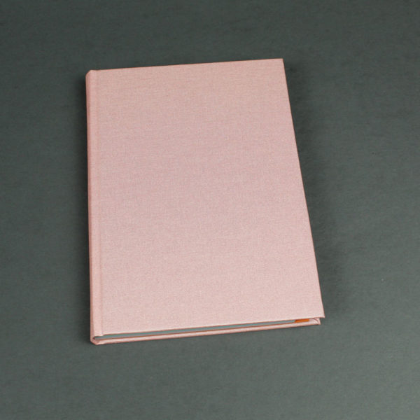 Zart apricot farbenes Notizbuch mit bunten Registerseiten
