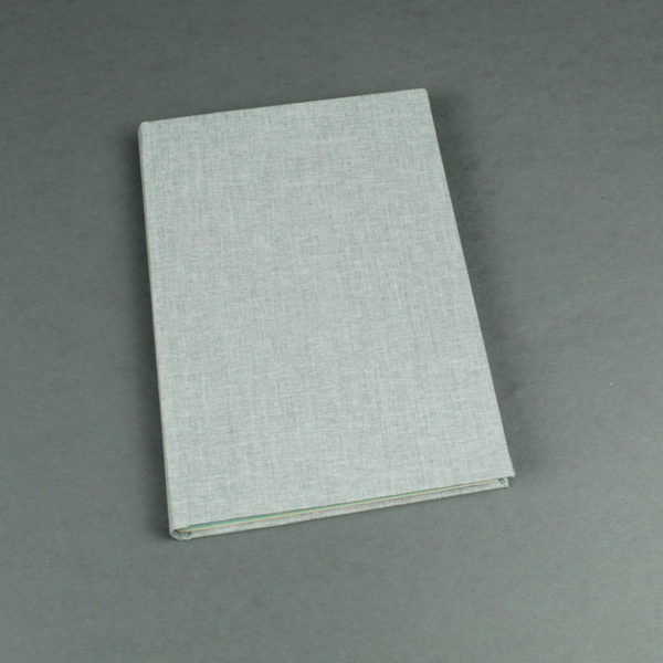 Zart graues Notizbuch mit bunten linierten Registerseiten