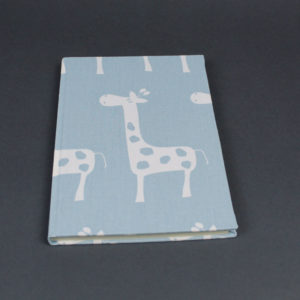Hellblaues DIN A5 Babytagebuch mit weißer Giraffe