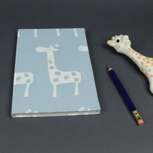 Hellblaues Babytagebuch mit Giraffe