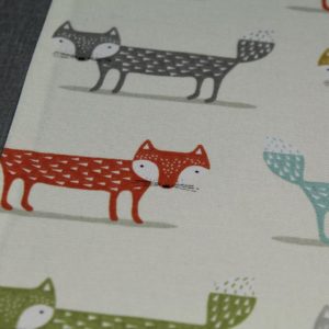 Graues Kinderfotoalbum mit bunten Füchsen