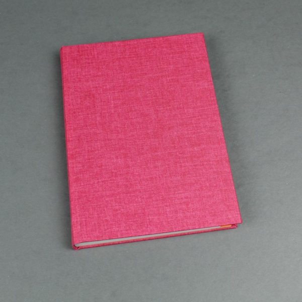 Schlichtes pink farbenes liniertes Notizbuch mit bunten Registerseiten