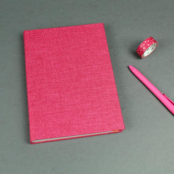 Pink farbenes liniertes Notizbuch mit bunten Registerseiten