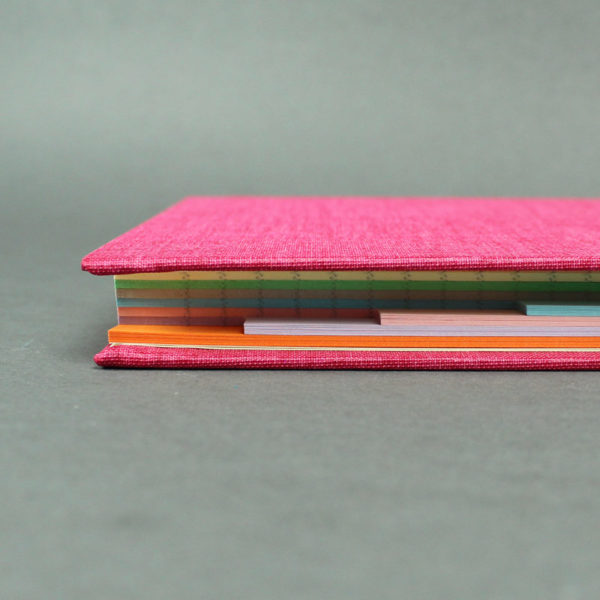 Liniertes pink farbenes Notizbuch mit bunten Registerseiten