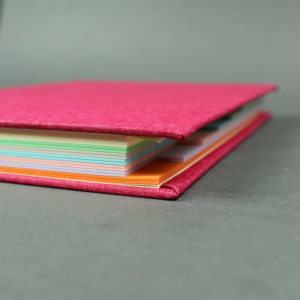 Schlichtes pink Notizbuch mit bunten Registerseiten DIN A5