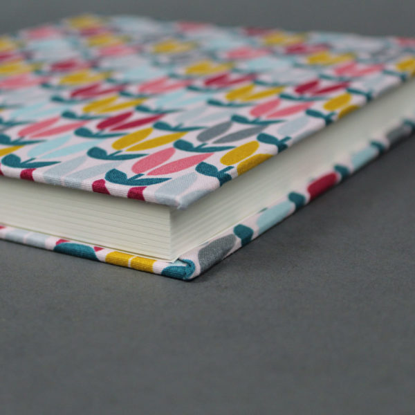 Buntes Poesiealbum mit Blüten