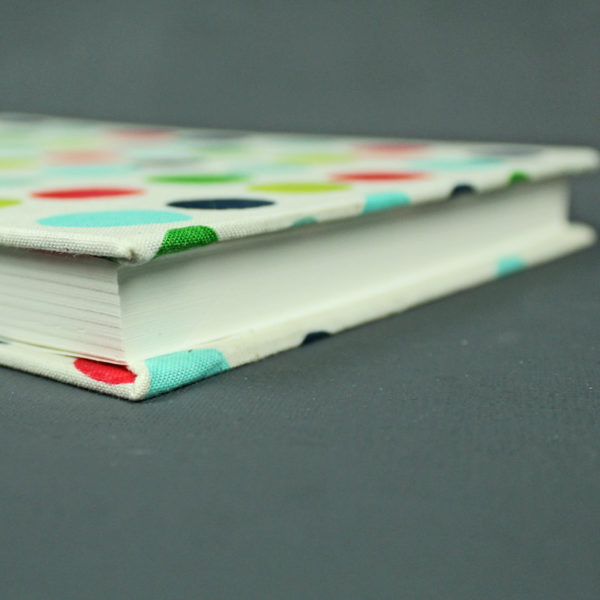 Bunt gepunktetes Skizzenbuch