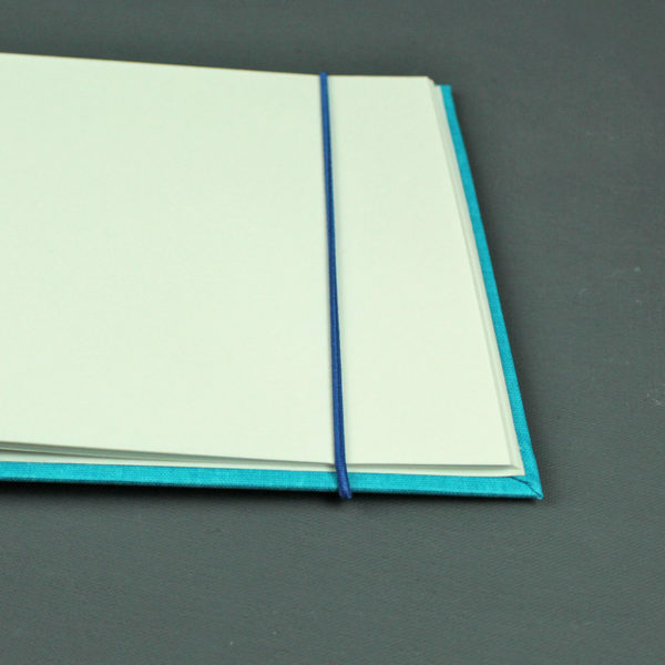 Türkis farbenes Skizzenbuch