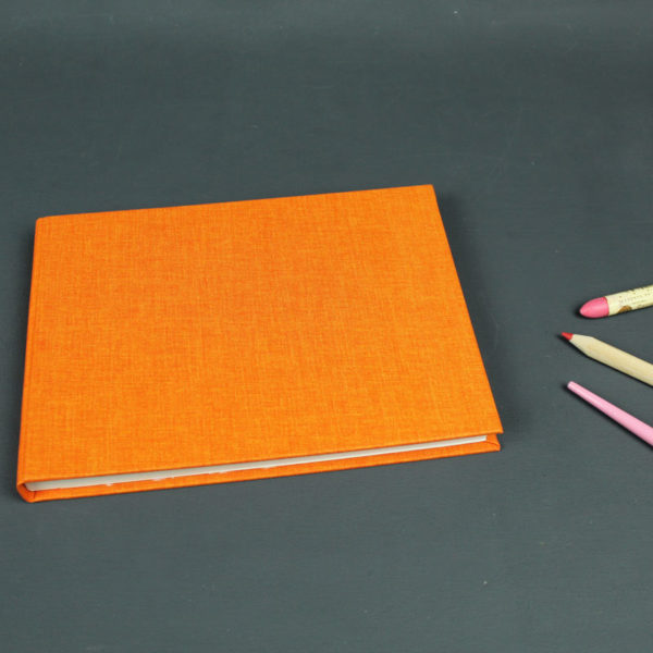 Orange farbenes Skizzenbuch