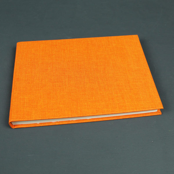 Querformatiges orange farbenes Skizzenbuch