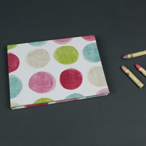 Helles Skizzenbuch mit bunten Polka Dots