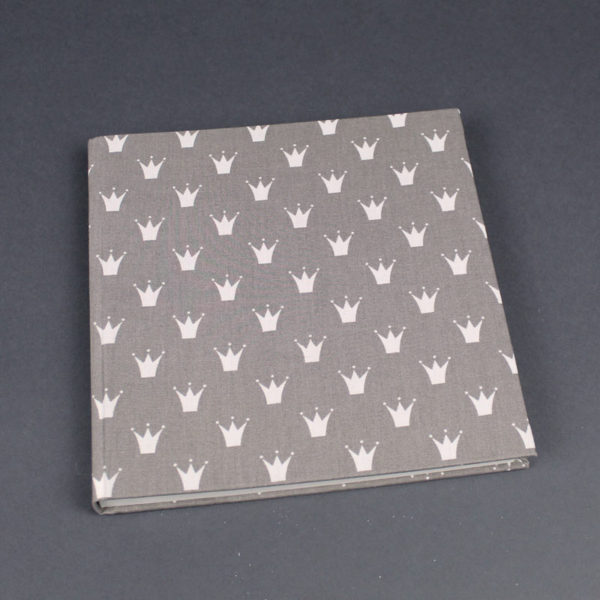 Quadratisches Poesiealbum taupe mit creme farbenen Krönchen