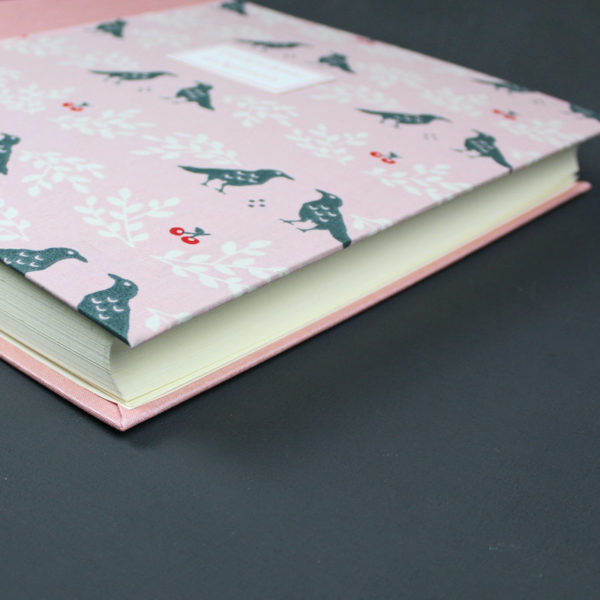 Stoff bezogenes rosa weiß gemustertes Fotoalbum