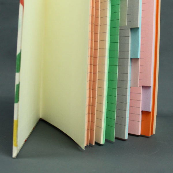 Fröhlich buntes liniertes Notizbuch mit farbigen Registerseiten
