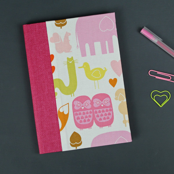 Pink weiß gelb gemustertes Babytagebuch