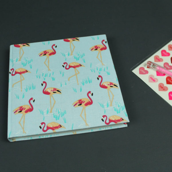 Hellblaues Freundebuch mit Flamingos