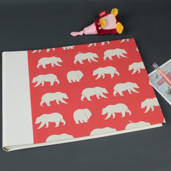 Korallen farbenes Babyfotoalbum mit creme farbenen Bären bedruckt