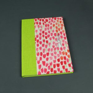 Grün pink gemustertes Babytagebuch mit aufgedruckten Tulpen und einem Häschen