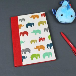 Rot buntes DIN A5 Babytagebuch mit aufgedruckten Elefanten