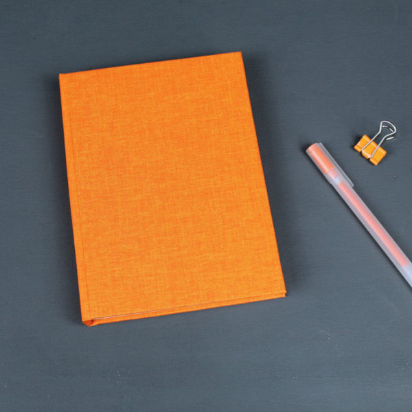 Liniertes orange Notizbuch