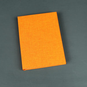 DIN A6 Notizbuch mit einem orange Buchbinderleinen bezogen
