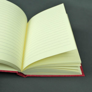 liniertes Notizbuch mit pink Buchbinderleinen bezogen