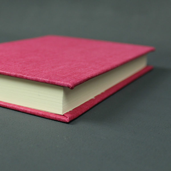 Kleines Notizbuch mit pink Buchbinderleinen bezogen
