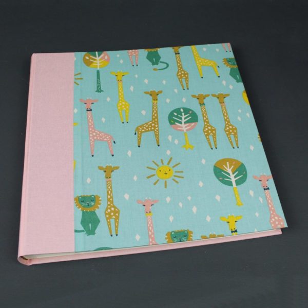 Quadratisches Kinderfotoalbum apricot türkis mit Löwe und Giraffe