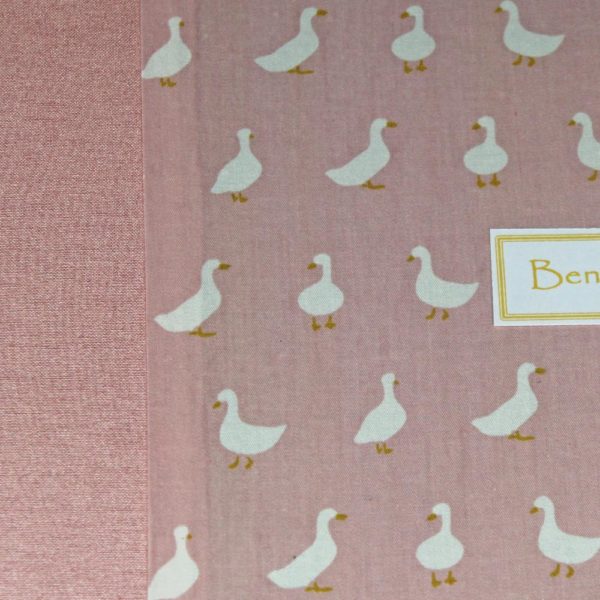 Rosa weißes Babyfotoalbum mit Gänsen