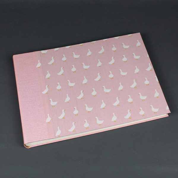 Großes querformatiges Babyfotoalbum rosa mit weißen Gänsen