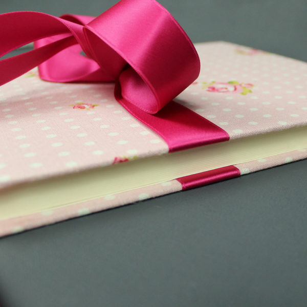 Hochzeitsgästebuch rosa weiß gepunktet mit Rosen