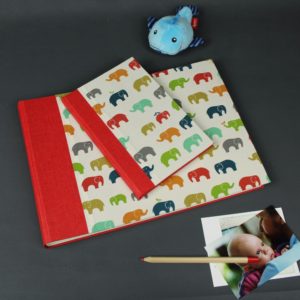 Rot buntes Babyfotoalbum mit passendem Babytagebuch