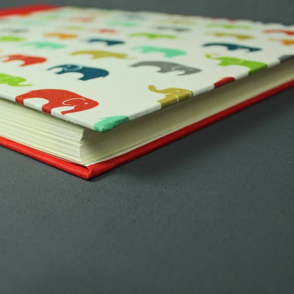 Querformatiges rot buntes Babyfotoalbum mit bunten Elefanten