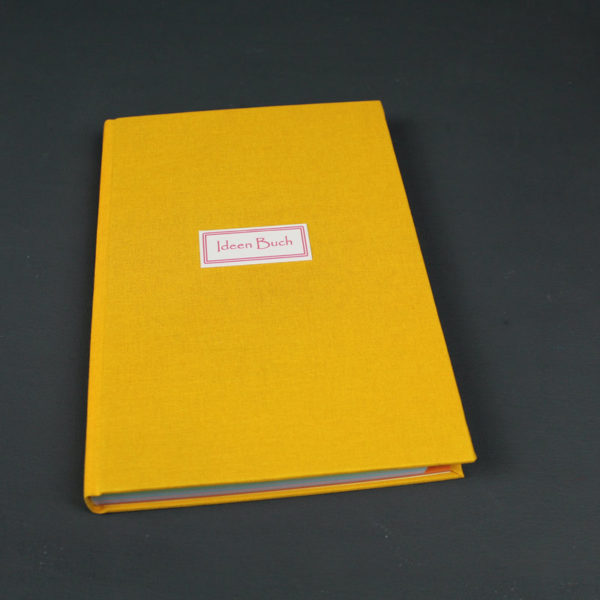 Gelbes Notizbuch DIN A5 mit bunten Registerseiten