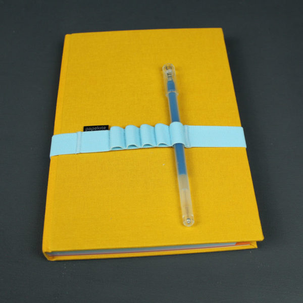Schlichtes gelbes Notizbuch mit bunten Registerseiten