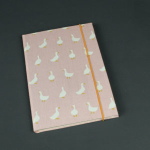 Babytagebuch DIN A5 rosa mit kleinen weißen Gänsen