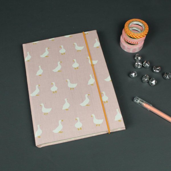 Babytagebuch DIN A5 rosa mit weißen Gänsen