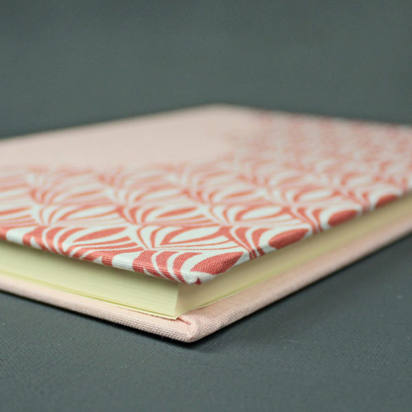 Grafisch gemustertes Schwangerschaftstagebuch in apricot creme