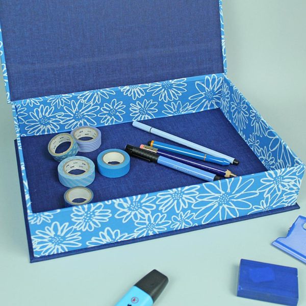 Blau weiß geblümter Fotokasten