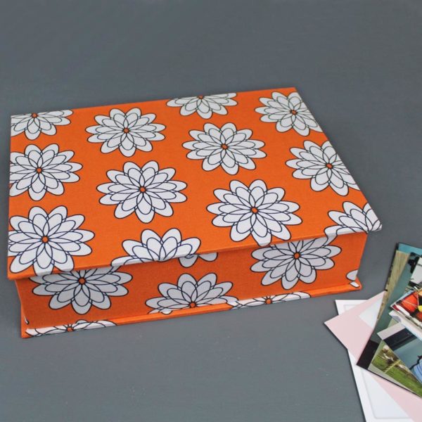 Orange Schachtel mit großen weißen Margeriten Blüten
