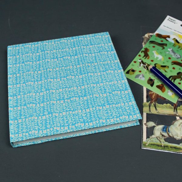 Freundebuch zart blau mit weißen Blüten