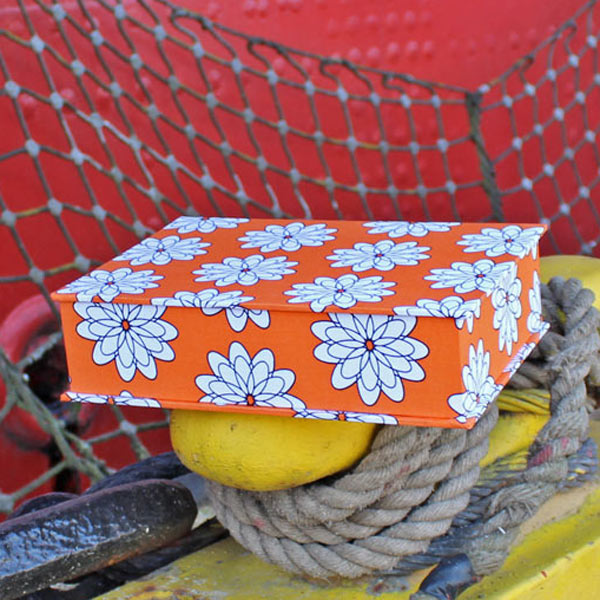 Schmuckkasten in orange weiß