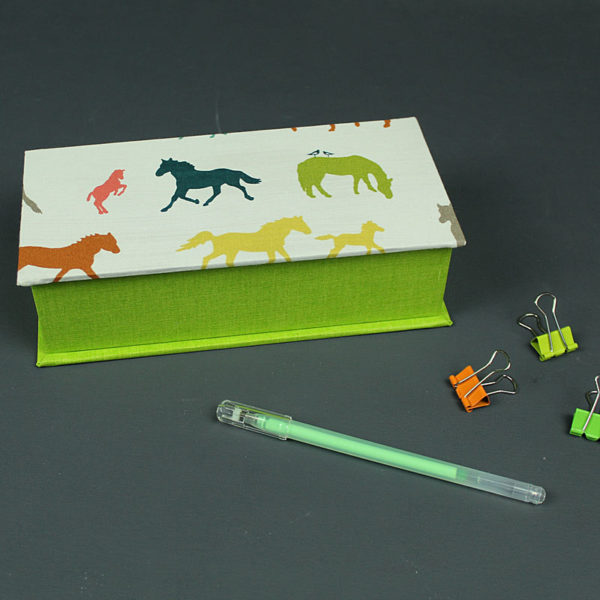 Grasgrünes Stiftekästchen mit Pferden